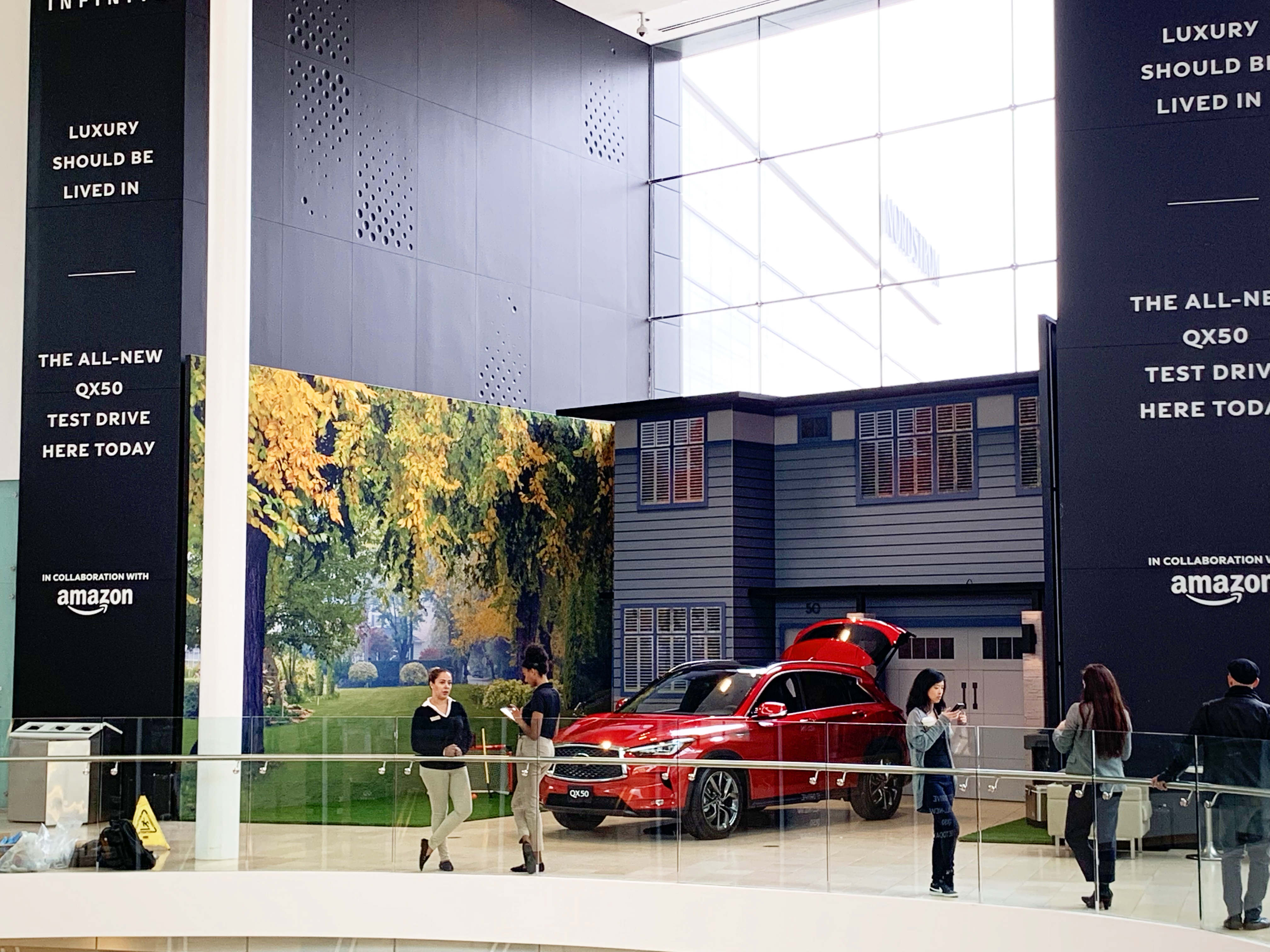 Amazon / Infiniti custom island exhibit by FIVE